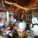 Blick in die weihnachtliche Verkaufshütte mit Keramik- und Holzprodukten.