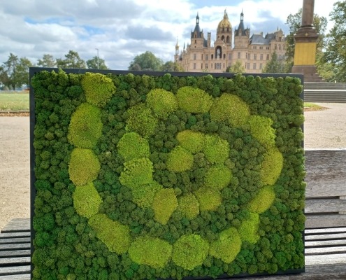 Ein Moosbild, angefertigt von den Stralsunder Werkstätten, steht vor dem Schweriner Schloss.