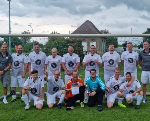 Die Fußballmannschaft der Stralsunder Werkstätten hält den Pokal als Sieger zum Landesmeister im Werkstättenfußball in Mecklenburg-Vorpommern in den Händen.
