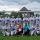 Die Fußballmannschaft der Stralsunder Werkstätten hält den Pokal als Sieger zum Landesmeister im Werkstättenfußball in Mecklenburg-Vorpommern in den Händen.