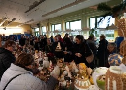 Zahlreiche Besucher schauen sich die Produkte zum Tag der offenen Tür an.