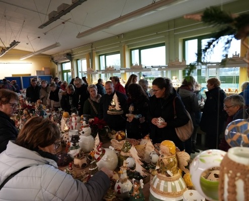 Zahlreiche Besucher schauen sich die Produkte zum Tag der offenen Tür an.