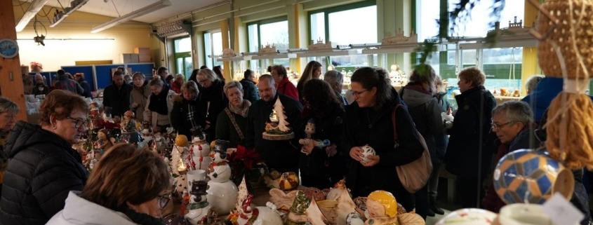 Zahlreiche Besucher schauen sich die Produkte zum Tag der offenen Tür an.