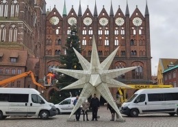 Zwei Autos der Stralsunder Werkstätten stehen auf dem Alten Markt in Stralsund.