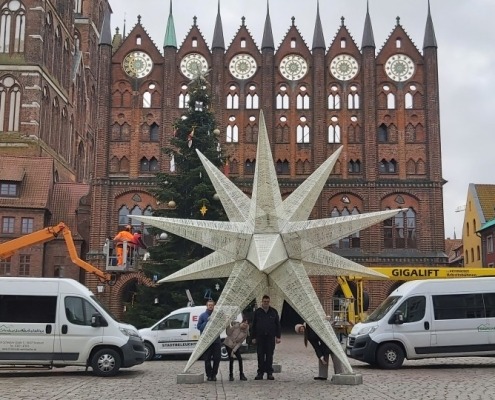 Zwei Autos der Stralsunder Werkstätten stehen auf dem Alten Markt in Stralsund.