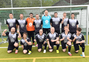 Die Fußballmannschaft der Stralsunder Werkstätten steht im Tor und präsentiert sich beim Vorrundenturnier der Region Ost der LAG WfbM M-V.