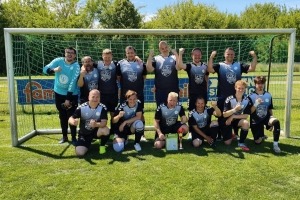 Die Fußballmannschaft der Stralsunder Werkstätten steht im Tor und jubelt über ihren Sieg bei der Landesmeisterschaft 2026.