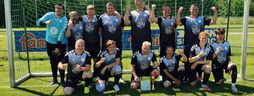 Die Fußballmannschaft der Stralsunder Werkstätten steht im Tor und jubelt über ihren Sieg bei der Landesmeisterschaft 2026.