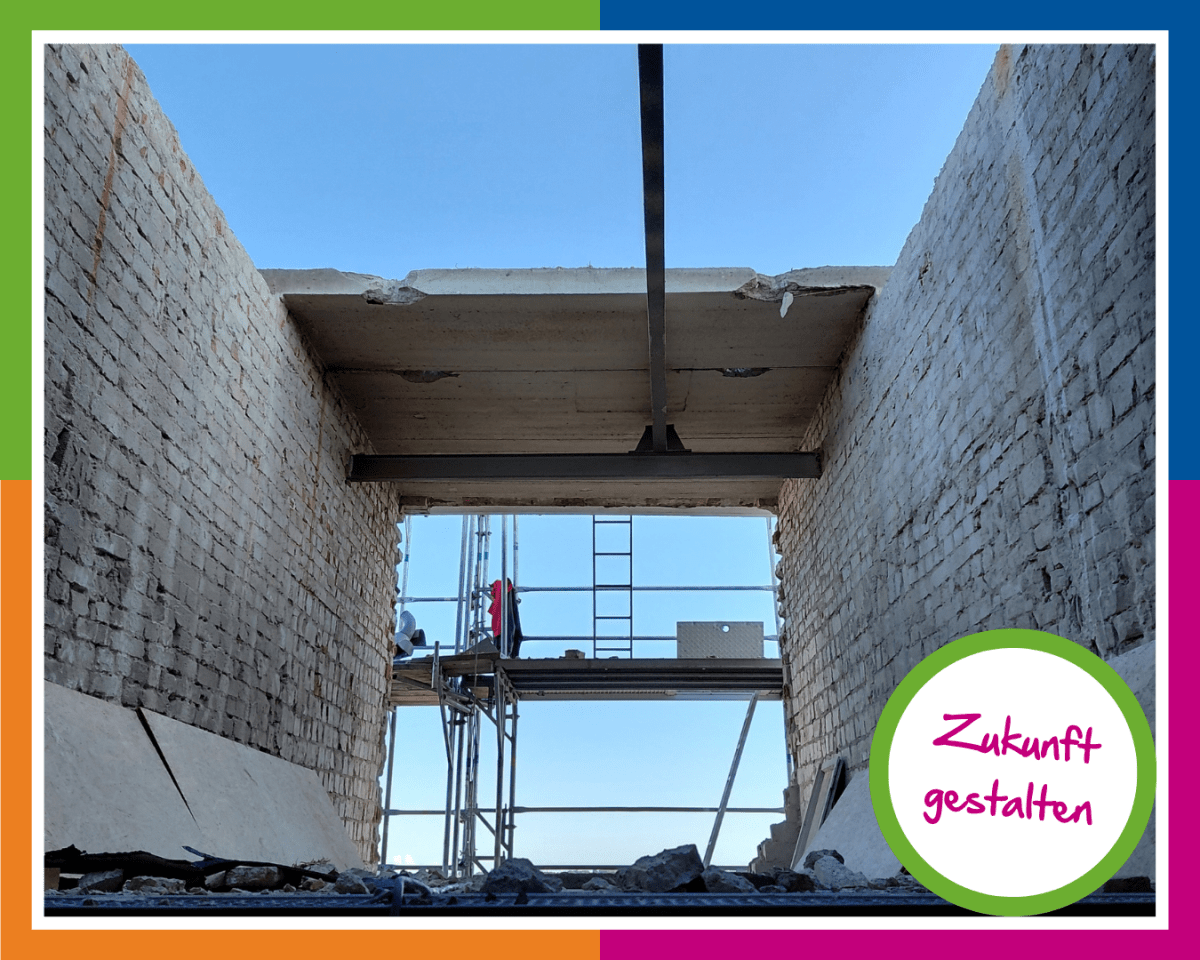 Blick in die Baustelle Ein Blick in die Baustelle der neuen Betriebsstätte der Stralsunder Werkstätten. Es zeigt sich der Himmel, da ein Teil des Daches fehlt.