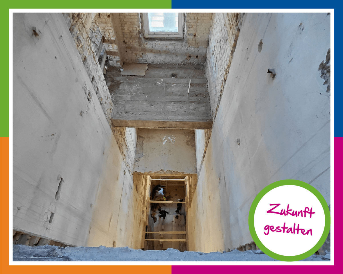 Blick in die Baustelle Ein Blick in die Baustelle der neuen Betriebsstätte der Stralsunder Werkstätten. Es zeigt sich eine Aufnahme über drei Etagen, da teilweise die Zwischendecken fehlen.