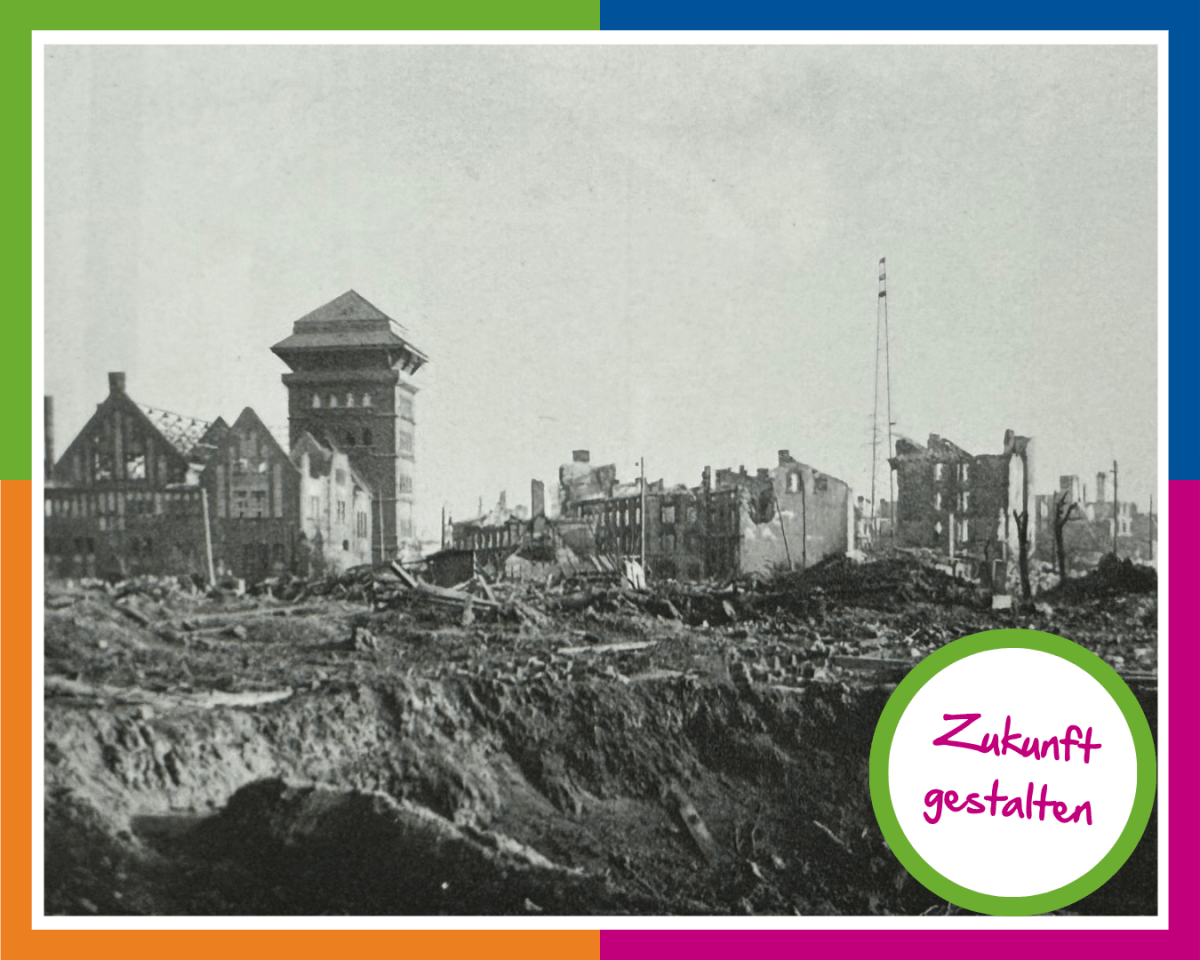Zukunft_gestalten_Blick_in_Vergangenheit_2 Das Bild zeigt eine Aufnahme der heutigen Ziegelstraße in Stralsund nach dem Bombenangriff im Oktober 1944.