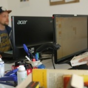 Blick auf den Arbeitsplatz mit zwei Computern