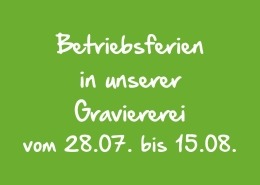 Hinweisschild mit Aufschrift: Betriebsferien in unserer Graviererei vom 28.07. bis 15.08.