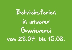 Hinweisschild mit Aufschrift: Betriebsferien in unserer Graviererei vom 28.07. bis 15.08.