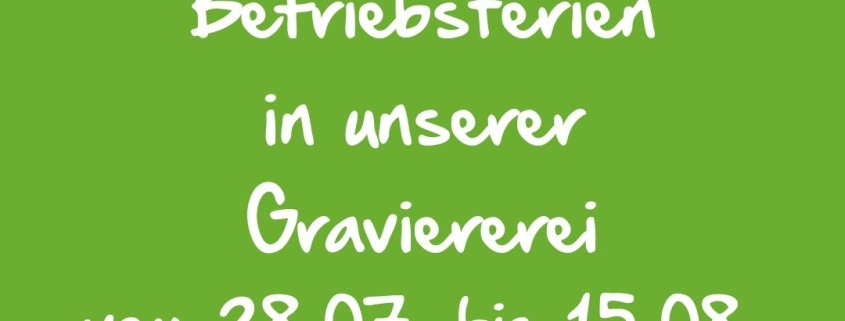 Hinweisschild mit Aufschrift: Betriebsferien in unserer Graviererei vom 28.07. bis 15.08.