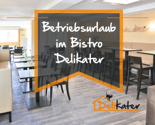Im Hintergrund sieht man den Gastraum des Bistro Delikater, vorne hängt ein Schild mit der Aufschrift Betriebsurlaub.
