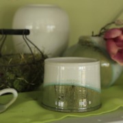 ein Keramikensemble aus Kerzenhalter und verschiedenen Vasen