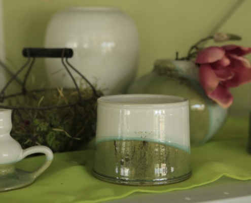 ein Keramikensemble aus Kerzenhalter und verschiedenen Vasen