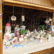 Blick in die Verkaufshütte mit Keramikprodukten
