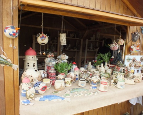 Blick in die Verkaufshütte mit Keramikprodukten