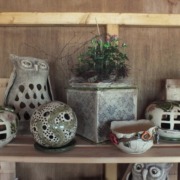 verschiedene Keramikkugeln, eine Eule und einem Blumenübertopf