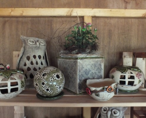 verschiedene Keramikkugeln, eine Eule und einem Blumenübertopf