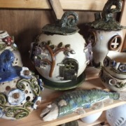 mehrere Keramikkugeln verziert mit Blüten und Fenstern