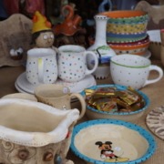 Präsentation von Keramikprodukten bei einem Fest