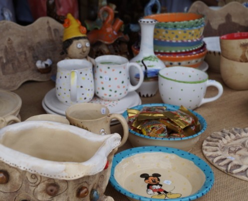 Präsentation von Keramikprodukten bei einem Fest