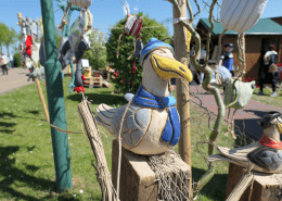 Eine Möwe aus Keramik sitzt in der Sonne.