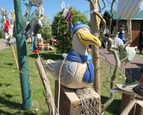 Eine Möwe aus Keramik sitzt in der Sonne.