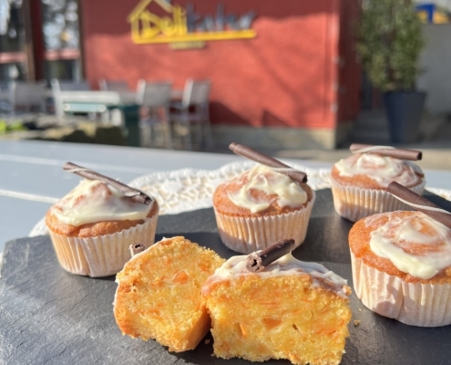Rübli-Küchlein stehen in der Sonne vor dem Bistro Delikater.
