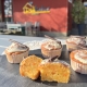 Rübli-Küchlein stehen in der Sonne vor dem Bistro Delikater.