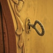 Nahaufnahme einer Holztür mit Schlüssel