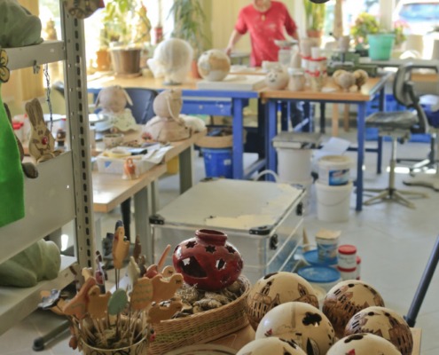 Blick in den Raum der Keramikwerkstatt, im Vodergrund stehen fertige Keramikkugeln