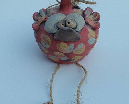 farbenfroher Kantenhocker aus Keramik als Vogel