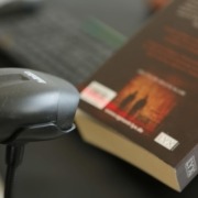 Ein Buch wird gescannt.