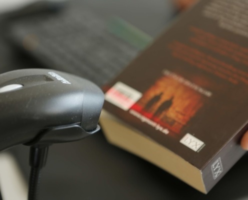 Ein Buch wird gescannt.