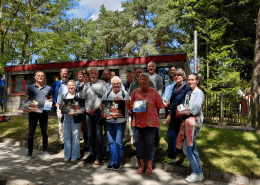 Ein Gruppenbild der Mitglieder des Projektes Netzwerk Inklusion Kreis Segeberg vor dem Bistro Delikater der Stralsunder Werkstätten.