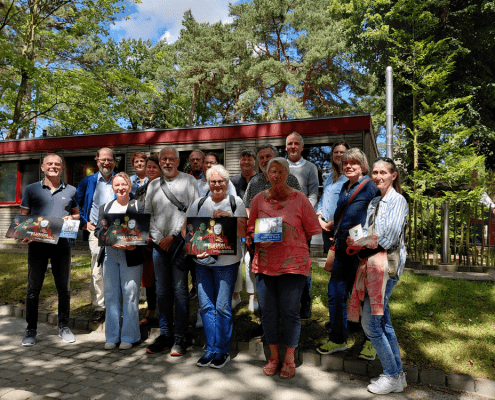Ein Gruppenbild der Mitglieder des Projektes Netzwerk Inklusion Kreis Segeberg vor dem Bistro Delikater der Stralsunder Werkstätten.