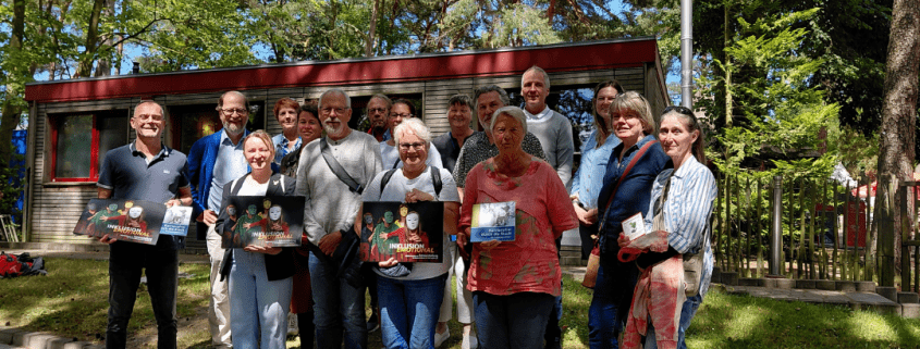 Ein Gruppenbild der Mitglieder des Projektes Netzwerk Inklusion Kreis Segeberg vor dem Bistro Delikater der Stralsunder Werkstätten.