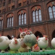 ein Hase und mehrere Hühner aus Keramik auf dem Alten Markt in Stralsund