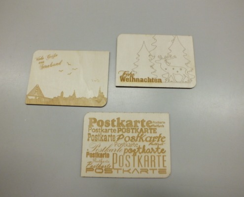 Postkarten aus Sperrholz mit gelaserter Aufschrift