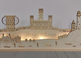 Ein Schwibbogen aus Holz mit Wahrzeichen der Insel Rügen.