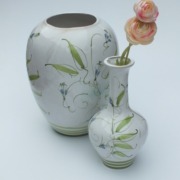 eine große und eine kleine Vase aus Keramik in weiß und grün
