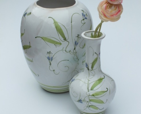 eine große und eine kleine Vase aus Keramik in weiß und grün