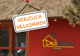 Vor dem Bistro Delikater hängt ein Schild mit der Aufschrift Herzlich Willkommen.