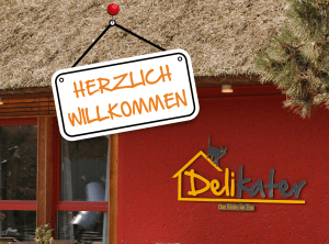Vor dem Bistro Delikater hängt ein Schild mit der Aufschrift Herzlich Willkommen.