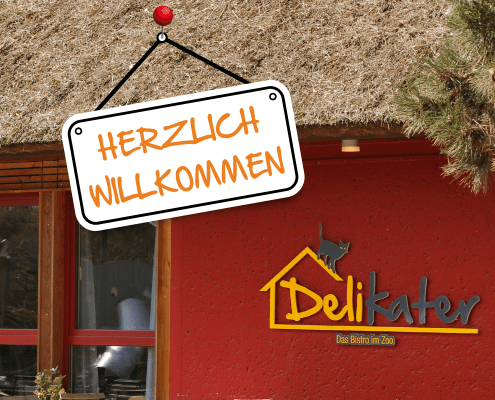 Vor dem Bistro Delikater hängt ein Schild mit der Aufschrift Herzlich Willkommen.