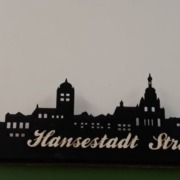Holzsilhouette Stralsunds in schwarz mit Inschrift Hansestadt Stralsund